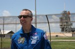 Velmi překvapivé bylo setkání s posádkou. Na snímku Andrew Feustel před raketoplánem Endeavour 28. dubna, den před plánovaným startem. Velmi překvapivé bylo setkání s posádkou. Na snímku Andrew Feustel před raketoplánem Endeavour 28. dubna, den před plánovaným startem.