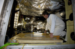 Technici zahajují práce na odstranění vadného boxu v zadní pohonné části raketoplánu. Autor: NASA