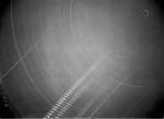 Fotografické spektrum meteoru EN250203 získané v Ondřejově. Přerušovaná přímá čára v levé části je obraz letícího meteoru přerušovaný rotujícím sektorem. V pravé části je spektrum meteoru skládající se ze spektrálních čar patřících různým prvkům. Ze spekt