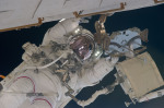 Andrew Feustel při výstupu. Autor: NASA