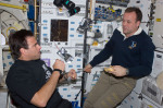 Greg Chamitoff (vlevo) a Ron Garan z posádky stanice na obytné palubě raketoplánu. Autor: NASA