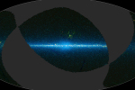 Centrum Mléčné dráhy v infračerveném záření s oblastí okolo Rho Ophiuchi (zelená „skvrnka“ nad středem snímku). Autor: WISE/NASA