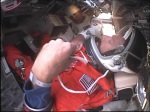 Technik asistuje veliteli Fergusonovi při nástupu posádky do kokpitu. Autor: TV NASA