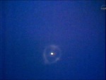 Raketoplán viděný kamerami ISS, kruh kolem něj byl vyprodukován motory při zážehu TIB. Autor: TV NASA