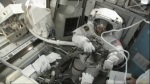 Mike Fossum se připravuje na vycházku. Autor: TV NASA