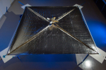 Snímek zachycuje pozemní testování sluneční plachetnice NanoSail-D