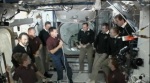 Loučící se posádky, astronauté z raketoplánu ve fialovém, posádka stanice v černém. Mikrofon drží velitel raketoplánu Chris Ferguson. Autor: TV NASA