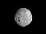 Planetka Vesta ze vzdálenosti 41 000 km zachycená sondou DAWN 9.7.2011 – detail na obrázku odpovídá přibl. 3,8 km. Kredit: NASA / JPL-Caltech / UCLA / MPS / DLR / IDA