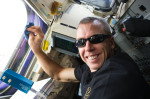 Drew Feustel na palubě raketoplánu Endeavour. Autor: NASA