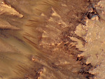 Tmavé pruhy - projevy tekoucí vody na povrchu Marsu?