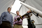 Nicolas Lehner a Christopher Howk z fyzikální fakulty University of Notre Dame