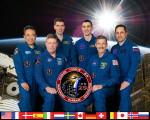 Na ISS je nyní na pár dní opět šest lidí. Zleva: S. Furukawa, M. Fossum, S. Volkov, A. Ivanišin, D. Burbank a A. Škaplerov. Autor: NASA