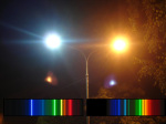 Obr.4. Dvojitá lampa osazená rtuťovou i (vysokotlakou) sodíkovou výbojkou a jejich spektra. Autor: Pavel Nesét, spektra: Jan Martiš