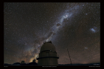 Vybraný snímek Zdeňka Bardona s Mléčnou dráhou nad observatoří s Dánským teleskopem