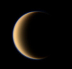Saturnův měsíc Titan zahalený vrstvou neprůhledné mlhy