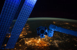 Na úvod nádherný pohled na noční Evropu z paluby stanice. Autor: NASA