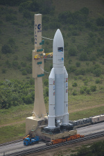 Raketa Ariane 5 s lodí ATV-3 při převozu na startovací rampu. Autor: ESA