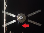 Čelní pohled na loď ATV-2, šipka ukazuje anténu ADB. Autor: NASA