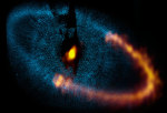 Snímek pořízený pomocí přístroje ALMA (Atacama Large Millimeter/submillimeter Array) zachycuje prachový prstenec kolem jasné hvězdy Fomalhaut. Modrá část obrázku (vlevo) představuje starší záběr získaný dalekohledem HST (NASA/ESA, Hubble Space Telescope).