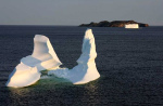 Ledové kry z Grónska mnohdy uvíznou v mělkých vodách podél pobřeží Labradoru a Newfoundlandu. Z tohoto zajetí je může osvobodit jen silný příliv. Autor: Stephen Bruneau