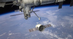 Malířova představa příletu Dragonu k ISS. Autor: SpaceX