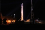 Raketa Falcon 9 na startovací rampě. Foto Spaceflightnow.com