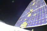 Pohled na vyklopený solární panel z kamery lodi Dragon. Autor: SpaceX