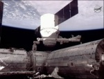 Robotická paže pomalu vzdaluje Dragon od ISS. Autor: NASA TV