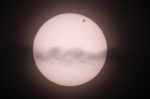 Venuše, Slunce, skvrny a contrail. Autor: Jan Starý