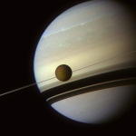 Planeta Saturn a její měsíc Titan na snímku ze sondy Cassini