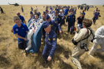 Přenášení kosmonautů do lékařského stanu. Autor: NASA