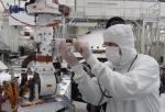 Instalace přístrojů REMS v tzv. clean-room. NASA/JPL-Caltech