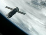 Progress M-15M při finálním přibližování k ISS pro druhé spojení. Autor: TV NASA