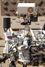 UHF anténa pro komunikaci s oběžnými družicemi Marsu je na snímku ta černá věc vlevo vzadu. NASA/JPL