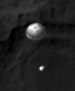 Curiosity sestupující na padáku. Kamera HiRISE sondy MRO. NASA/JPL/UA