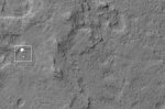 Pohled na Curiosity na snímku kamery HiRISE družice MRO. NASA/JPL/UA