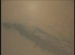 Snímek sestupové kamery MARDI krátce po oddělení tepelného štítu z výšky asi 2 km nad povrchem. Autor: NASA/JPL/MSSS