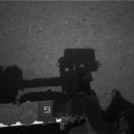 První snímek z levé navigační kamery po vztyčení stožáru. Sol 2, 8. 8. 2012, 6:45 SELČ. Autor: NASA/JPL-Caltech