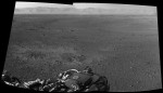 Dva snímky z navigační kamery složené do panoramatu. Autor: NASA/JPL-Caltech. Složil James Canvin
