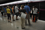 Na metro je povinné čekat na značkách. Autor: Jan Veselý