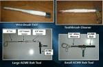 Improvizované nástroje pro čištění závitu, zubní kartáček vpravo nahoře. Autor: NASA