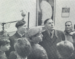 Ředitel hvězdárny a jeden z jejich zakladatelů Oto Obůrka (s čepicí), vedle něj tehdejší předseda národního výboru Kalášek a zástupci pracujících. Foto Říše hvězd.