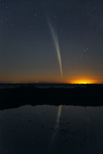 Kometa Lovejoy před východem Slunce 22. prosince 2011 v Austrálii. Autor: Colin Legg