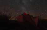 Dalekohled FRAM v noci, na pozadí je patrná Mléčná dráha. Autor: Martin Mašek