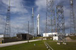 Raketa Falcon 9 s lodí Dragon po demonstračním převozu na rampu 2. 10. Autor: NASA