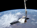 Dragon zachycený robotickou paží ISS při demonstrační misi letos v květnu Autor: SpaceX