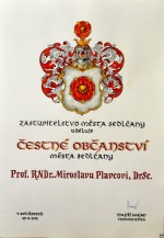 Listina uděleného čestného občanství města Sedlčan prof. RNDr. Miroslavu Plavcovi DrSc. Autor: Lidová hvězdárna J. S. v Sedlčanech.