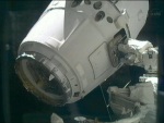 Dragon připojený k robotické paži Autor: TV NASA