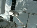 Dragon úspěšně zachycený robotickou paží stanice Autor: TV NASA