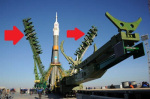 Raketa Sojuz s dvěma hlavními obslužnými věžmi.  Autor: Spaceflightnow.com